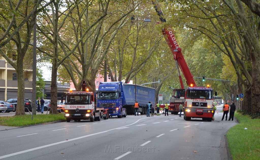 LKW verliert Auflieger Koeln Boltensternstr Pasteurstr P1955.JPG